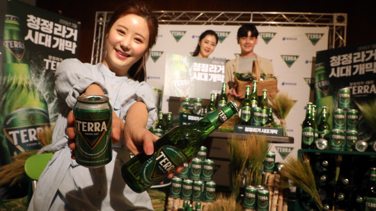 하이트진로가 오는 21일 맥주 신제품 '테라(TERRA)'를 출시한다. 13일 서울 한 호텔에서 열린 출시 행사에서 모델들이 테라를 소개하고 있다. '테라'는 라틴어로 흙, 대지, 지구를 뜻한다. 연합뉴스